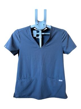 FIGS Women’s Casma Three-pocket Scrub Top in Night Sky